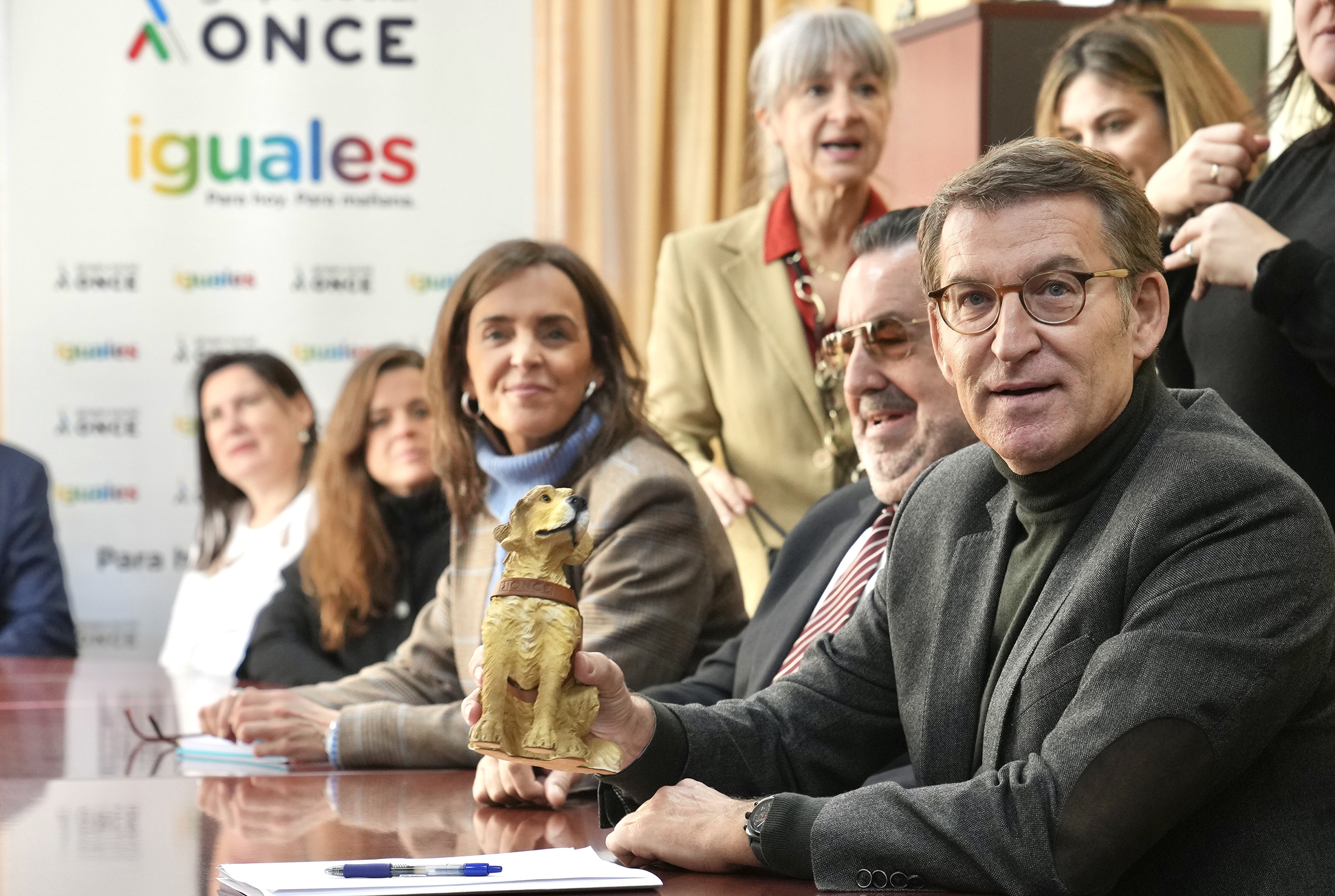 El presidente del Partido Popular, Alberto Núñez Feijóo, visita la Fundación Once del Perro Guía