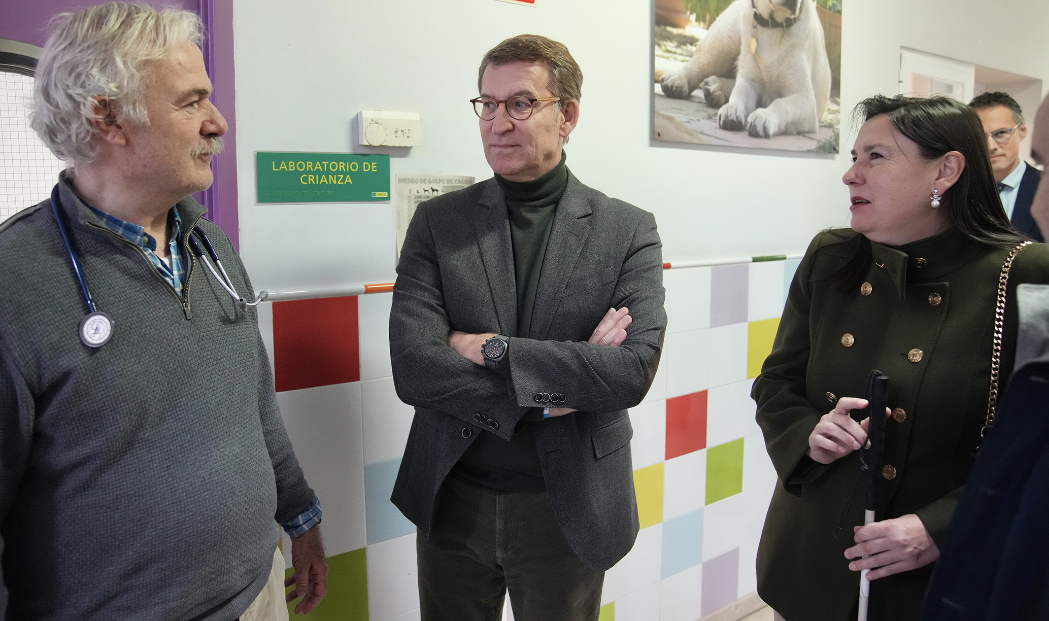 El presidente del Partido Popular, Alberto Núñez Feijóo, visita la Fundación Once del Perro Guía
