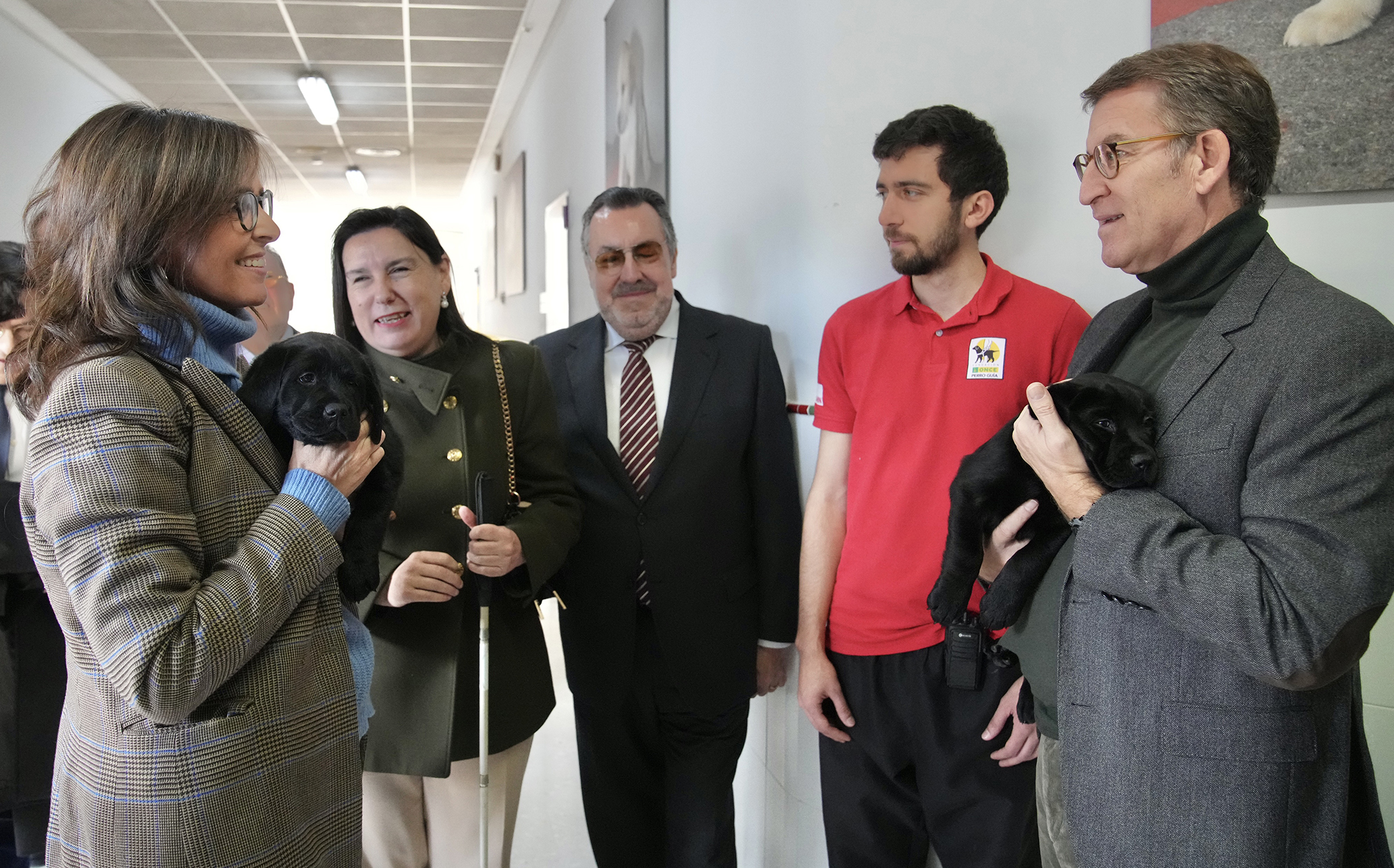 El presidente del Partido Popular, Alberto Núñez Feijóo, visita la Fundación Once del Perro Guía