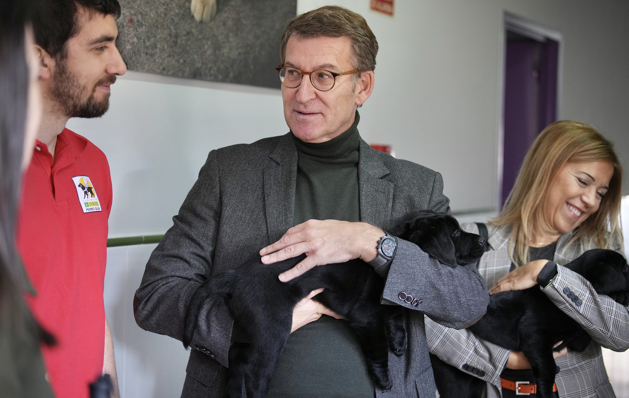 El presidente del Partido Popular, Alberto Núñez Feijóo, visita la Fundación Once del Perro Guía