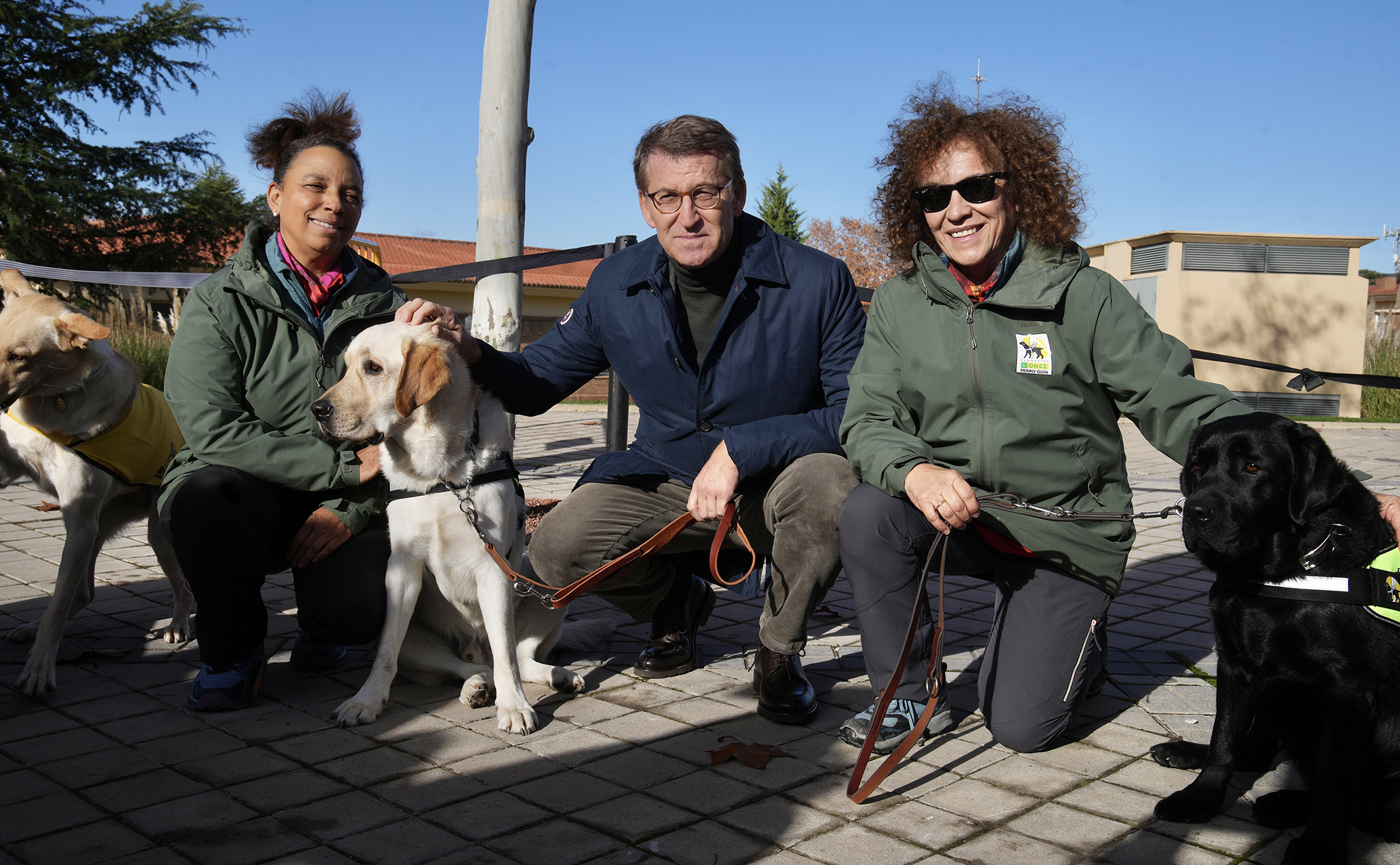 El presidente del Partido Popular, Alberto Núñez Feijóo, visita la Fundación Once del Perro Guía