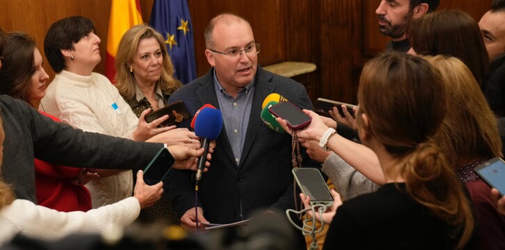 Miguel Tellado atiende a los medios