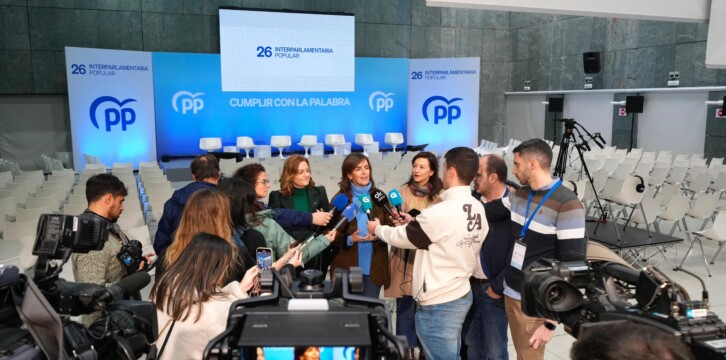 La vicesecretaria de Organización Territorial, Carmen Fúnez, atiende a los medios en Ourense