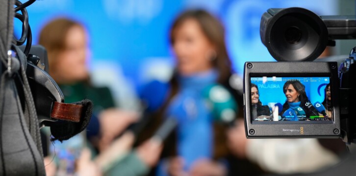 La vicesecretaria de Organización Territorial, Carmen Fúnez, atiende a los medios en Ourense