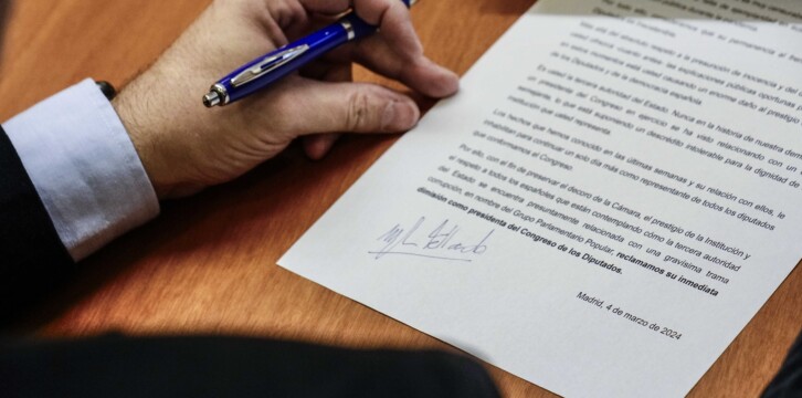 El portavoz del GPP, Miguel Tellado, registra la solicitud de dimisión de la presidenta del Congreso, Francina Armengol