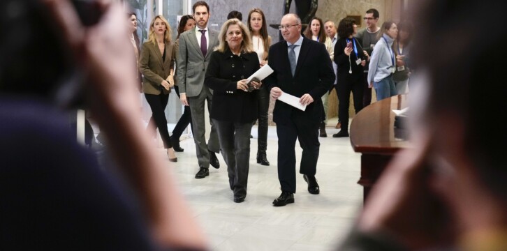 El portavoz del GPP, Miguel Tellado, registra la solicitud de dimisión de la presidenta del Congreso, Francina Armengol