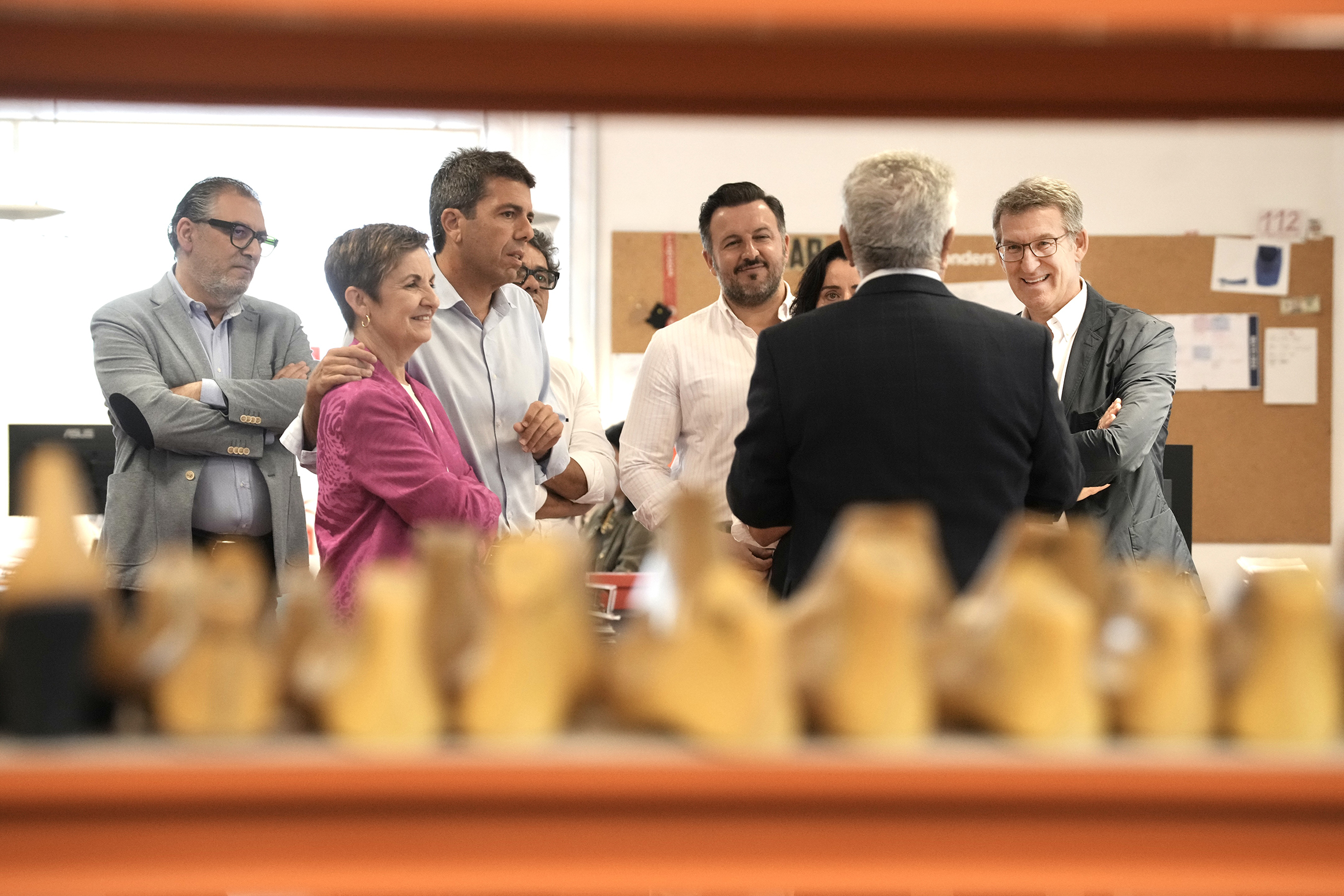 Feijóo en Elche, visita a fabrica de zapatos e intervención en un acto del PP