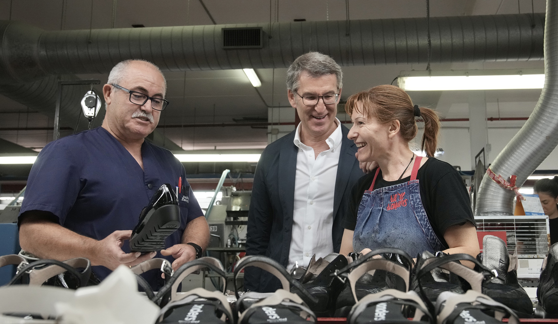 Feijóo en Elche, visita a fabrica de zapatos e intervención en un acto del PP