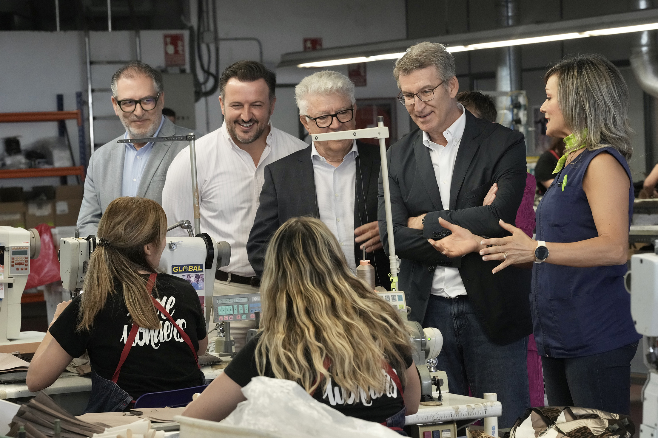 Feijóo en Elche, visita a fabrica de zapatos e intervención en un acto del PP