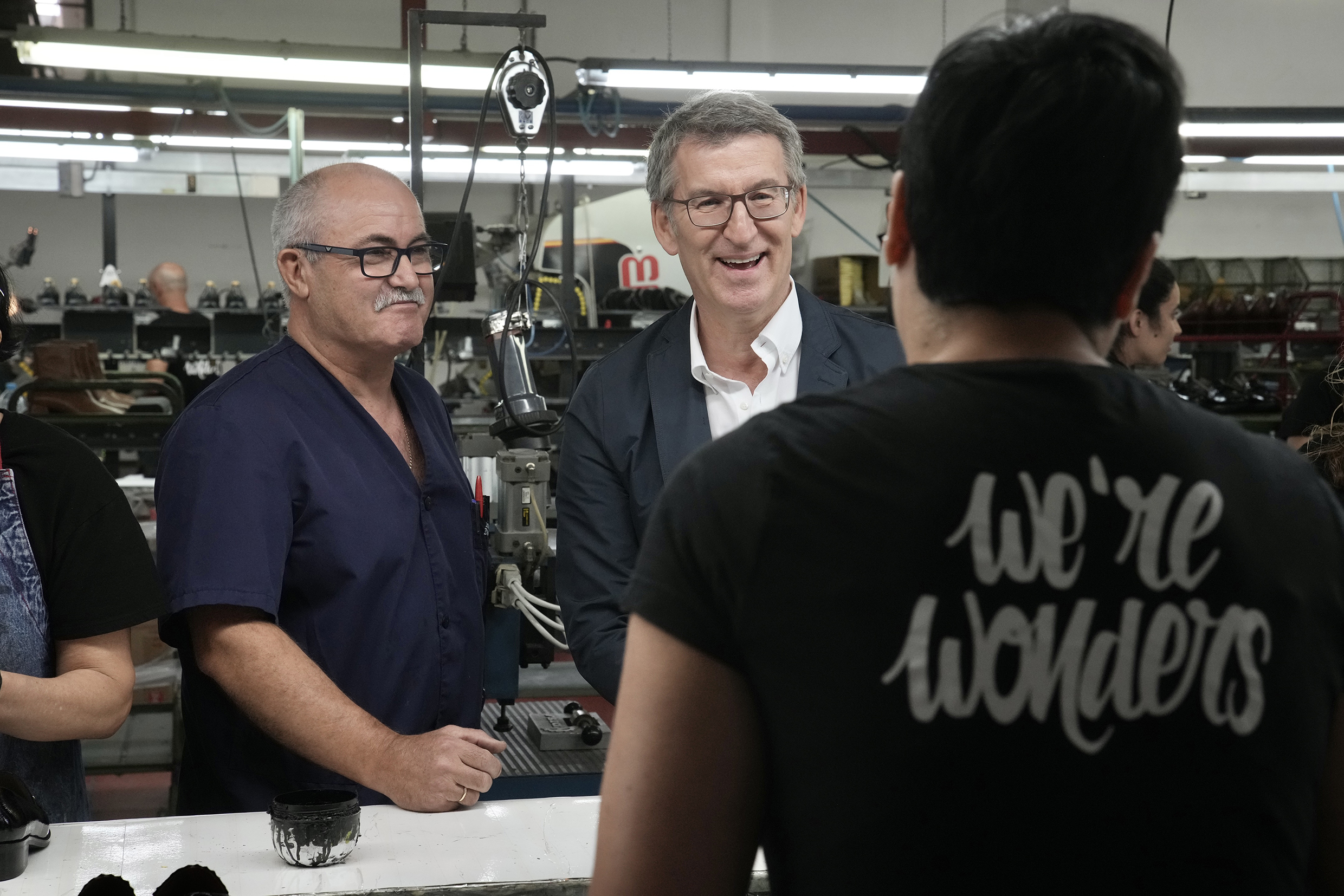 Feijóo en Elche, visita a fabrica de zapatos e intervención en un acto del PP