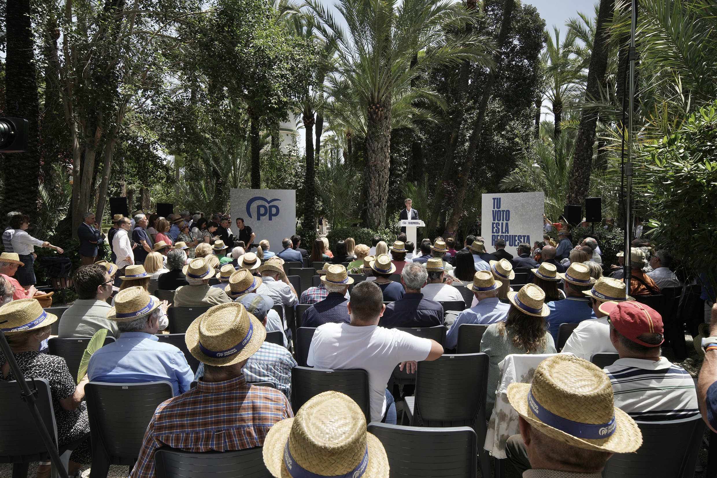 Feijóo en Elche, visita a fabrica de zapatos e intervención en un acto del PP