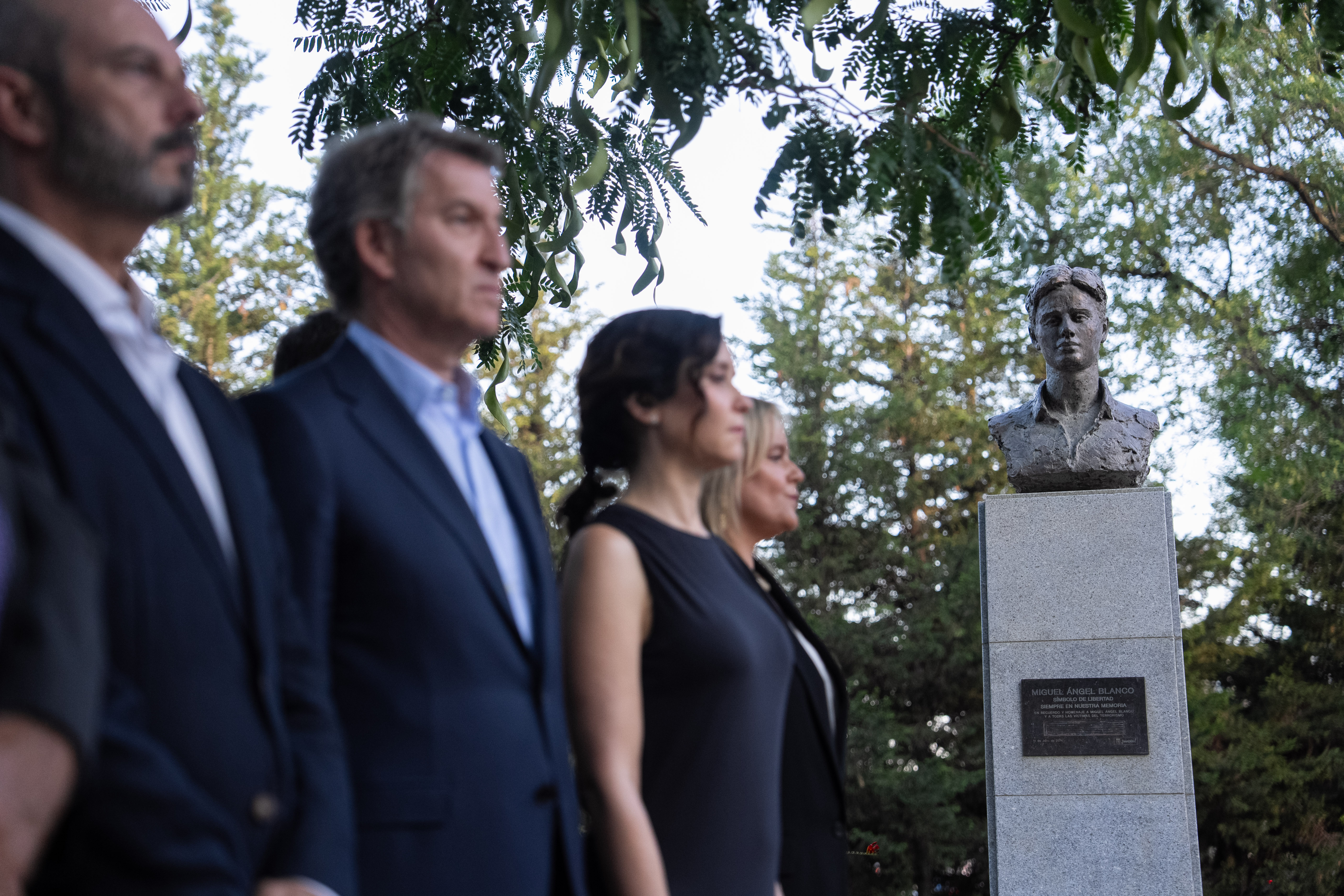 Feijóo se compromete a no recibir a Bildu, a prohibir homenajes a  terroristas y a que la lucha contra ETA se enseñe en los colegios - Partido  Popular