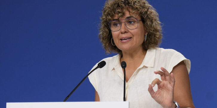 Dolors Montserrat atiende a los medios en rueda de prensa