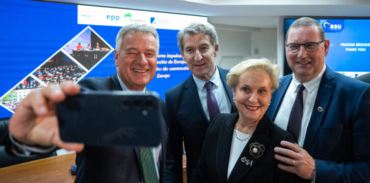 Feijóo clausura el Congreso por el XXX Aniversario de la Unión Europea de Mayores