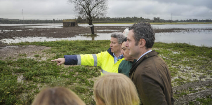 Feijóo y Juanma Moreno visitan zonas afectadas por las inundaciones