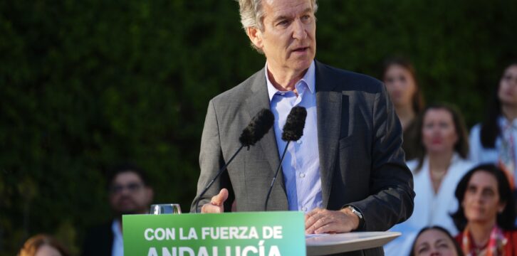 Feijóo clausura un mitin del PP en Tomares (Sevilla)