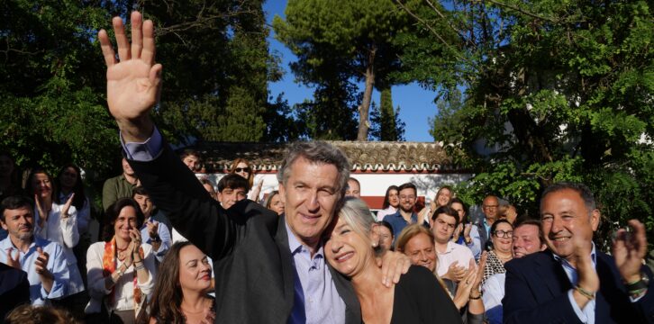 Feijóo clausura un mitin del PP en Tomares (Sevilla)