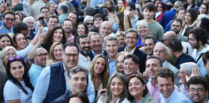 Feijóo clausura un mitin del PP en Tomares (Sevilla)