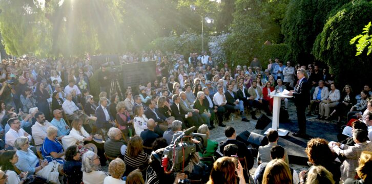 Feijóo clausura un mitin del PP en Tomares (Sevilla)