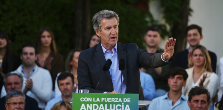 Feijóo clausura un mitin del PP en Tomares (Sevilla)