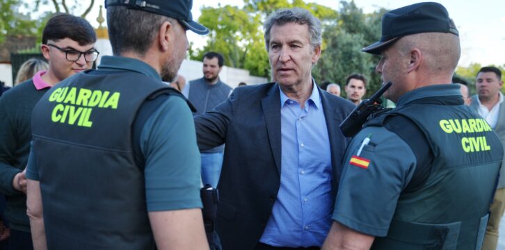 Feijóo clausura un mitin del PP en Tomares (Sevilla)