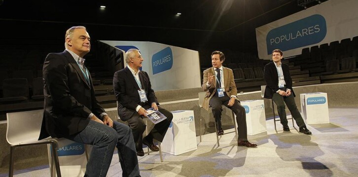 Carlos Floriano con Esteban González Pons, Javier Arenas y Alfonso Mañueco durante la visita a las instalaciones