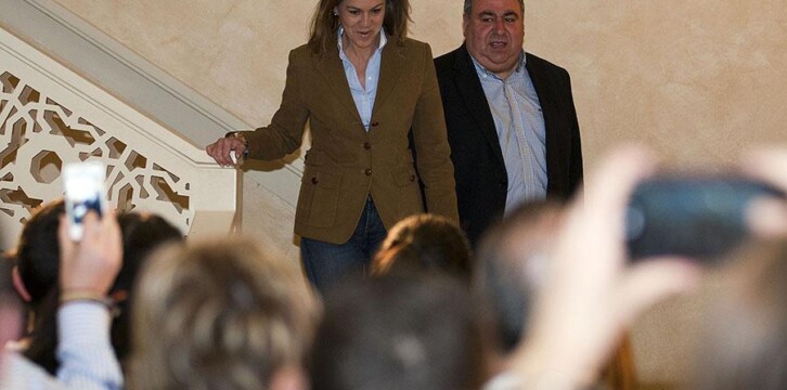 María Dolores de Cospedal con Vicente Tirado a su llegada a la Convención