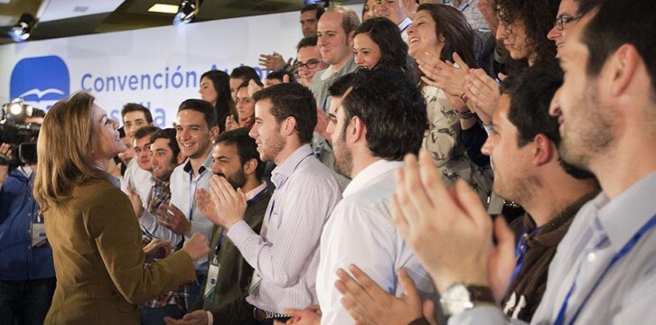 María Dolores de Cospedal saluda a los asistentes