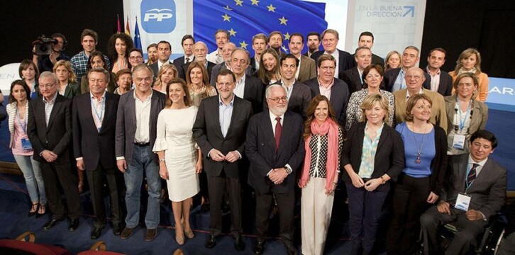 Foto de familia de Mariano Rajoy con la candidatura del PP