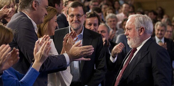 Ovación a Miguel Arias Cañete tras su intervención