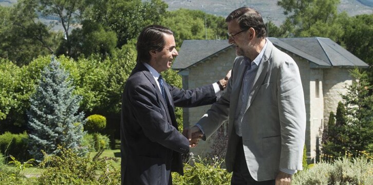 José María Aznar saluda a Mariano Rajoy a su llegada al Campus FAES