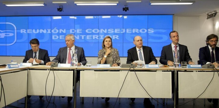 Jorge Fernández Díaz y María Dolores de Cospedal presiden una reunión con los Consejeros de Interior