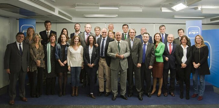 Javier Arenas y Esteban González Pons presiden la primera reunión de trabajo del programa marco con el que el PP concurrirá a las próximas elecciones municipales