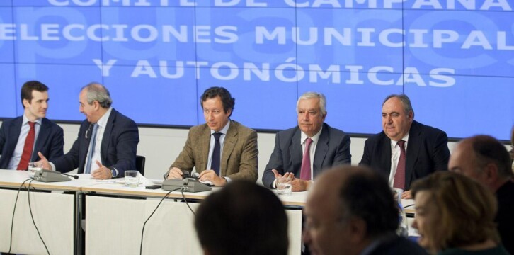 Pablo Casado, Juan Carlos Vera, Carlos Floriano, Javier Arenas y Vicente Tirado en la primera reunión del Comité de Campaña