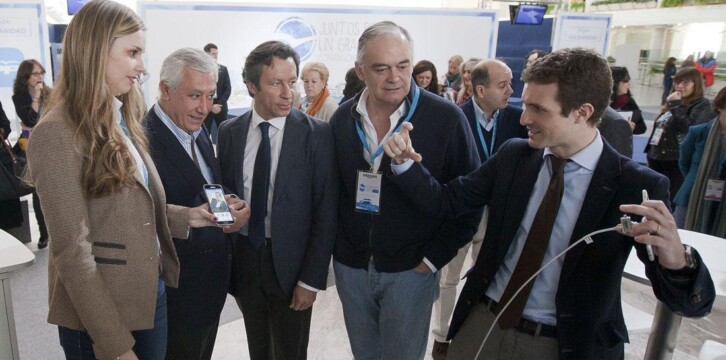El portavoz de campaña, Pablo Casado, en el stand de Nuevas tecnologías, junto a los Vicesecretarios Generales