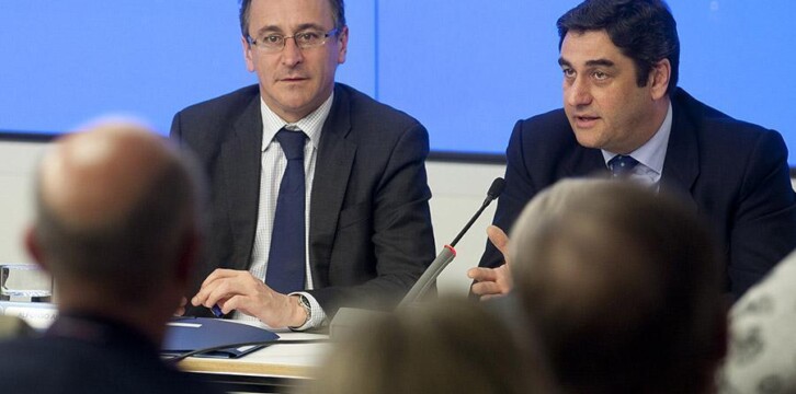 Alfonso Alonso y José Ignacio Echániz en la reunión de la Comisión de Sanidad del PP