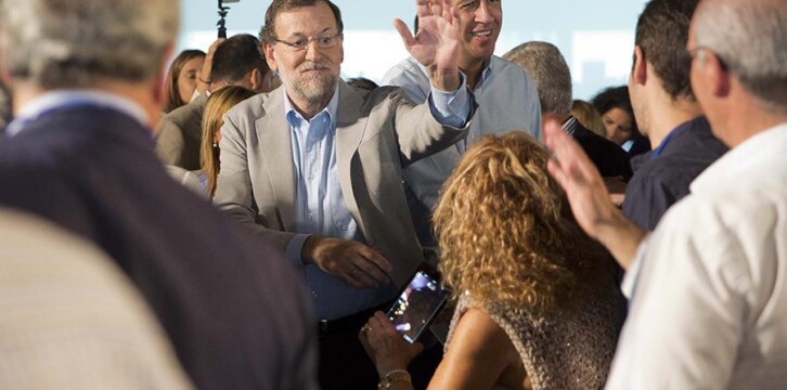Mariano Rajoy y Xavi Garcia Albiol saludan a los asistentes al acto