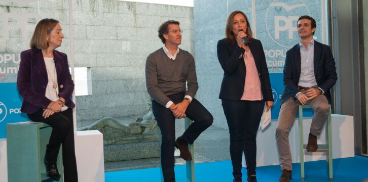 Elena Muñoz junto a Pablo Casado, Ana Pastor, y Alberto Núñez Feijóo, que  participan en el acto 