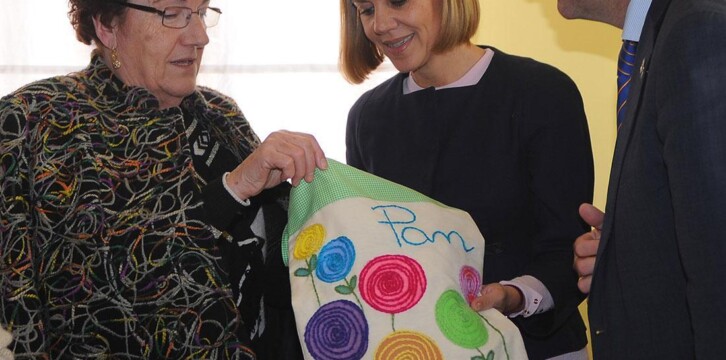 Mª Dolores Cospedal visita la asociación ASPADEC, en Cuenca