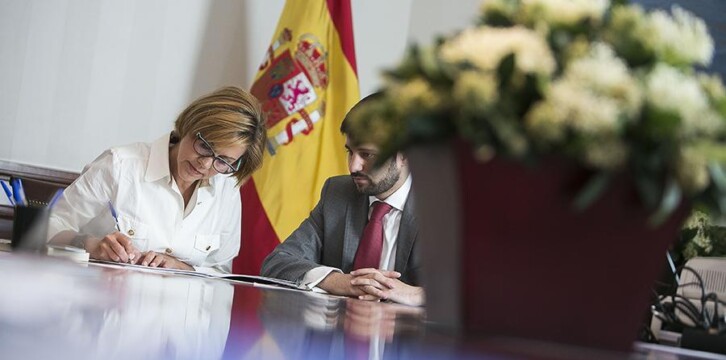María Dolores de Cospedal firma y entrega su acta de diputada en el Congreso