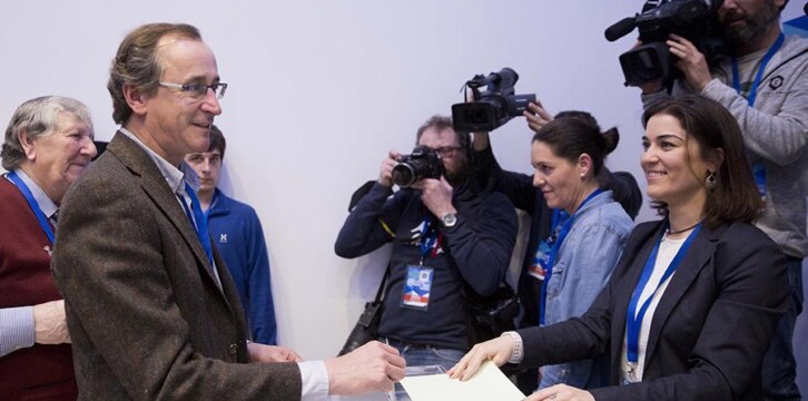 Alfonso Alonso votando