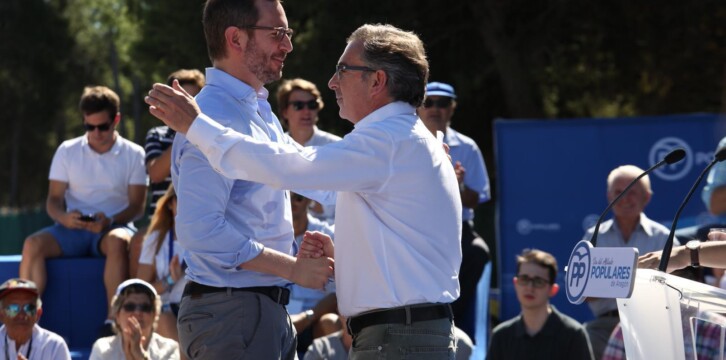 Javier Maroto y Luis María Beamonte se saludan en el Día del Afiliados del PP de Aragón