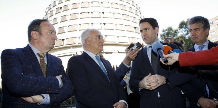 El secretario general del PP, Teodoro García Egea, hace declaraciones a los medios