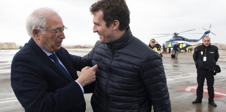Pablo Casado y Juan José Imbroda en la frontera de Melilla.