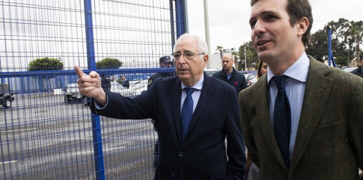 Pablo Casado y Juan José Imbroda en la frontera de Melilla.