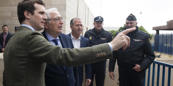 Pablo Casado y Juan José Imbroda en la frontera de Melilla.