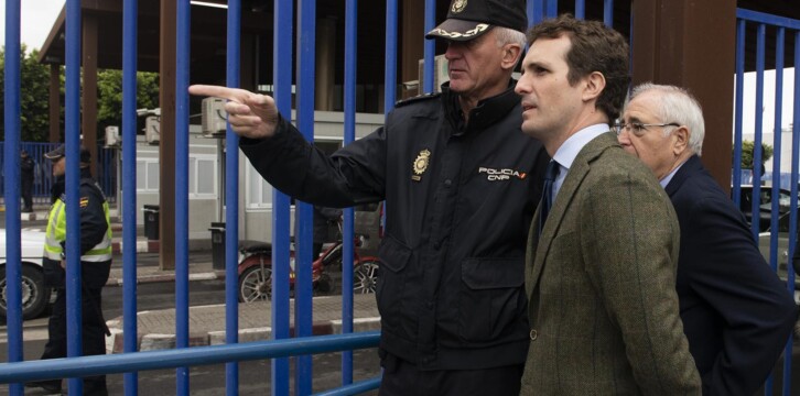 Pablo Casado y Juan José Imbroda en la frontera de Melilla.
