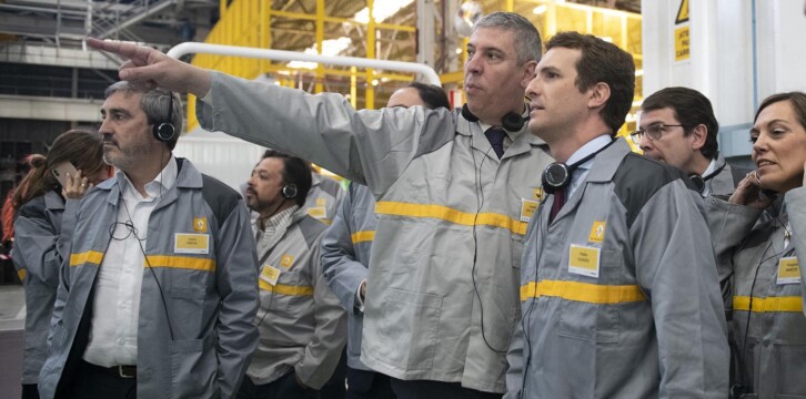 Pablo Casado en la Factoría de Renault en Palencia.