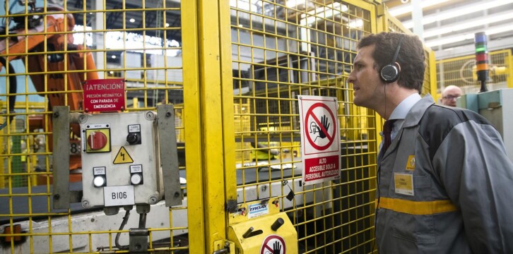 Pablo Casado en la Factoría de Renault en Palencia.