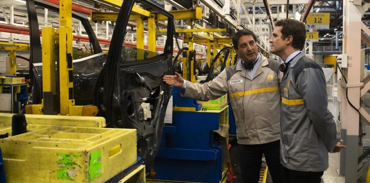 Pablo Casado en la Factoría de Renault en Palencia.